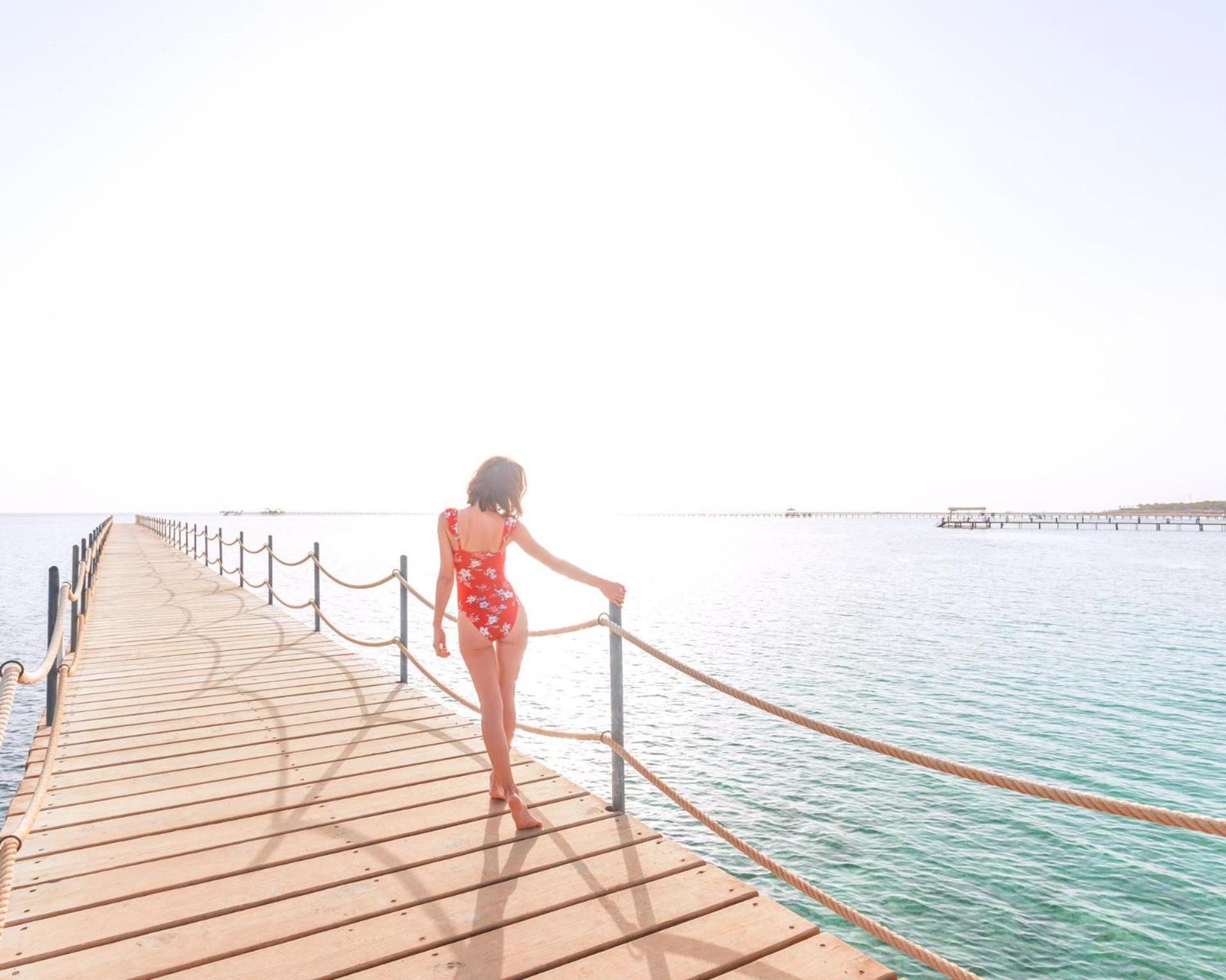 Pickalbatros Laguna Vista Aqua Park Sharm el Sheikh Esterno foto A woman walking on a pier